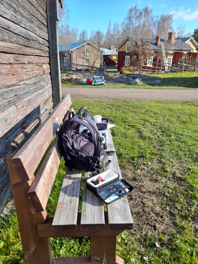 En bänk mot husvägg.