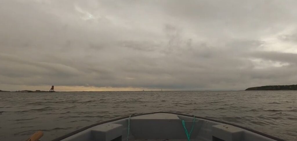 Bild från båtens för och över horisonten, visar ett grått hav