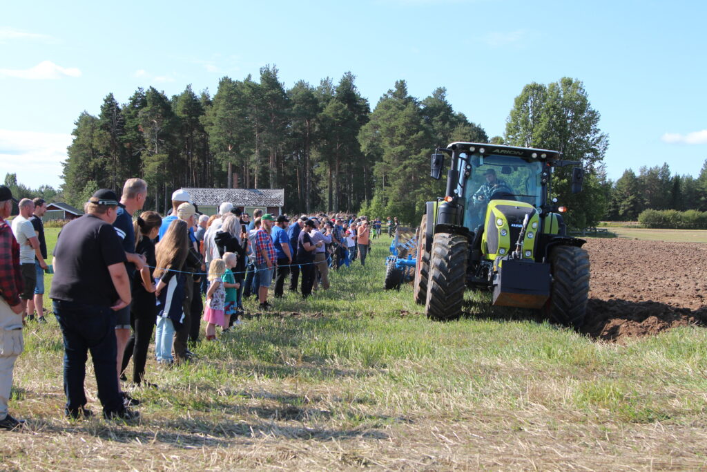 traktor som jordbearbetar, gröna näringar