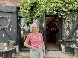 Leende kvinna utanför restaurang.