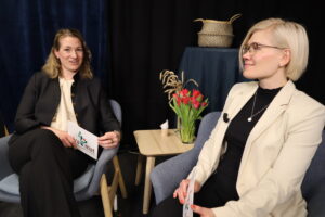 Två kvinnor siter i studio och samtalar
