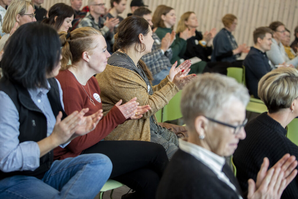 Publik som klappar i händerna