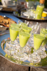 Serveringsfat med glas fyllda med grön smoothie