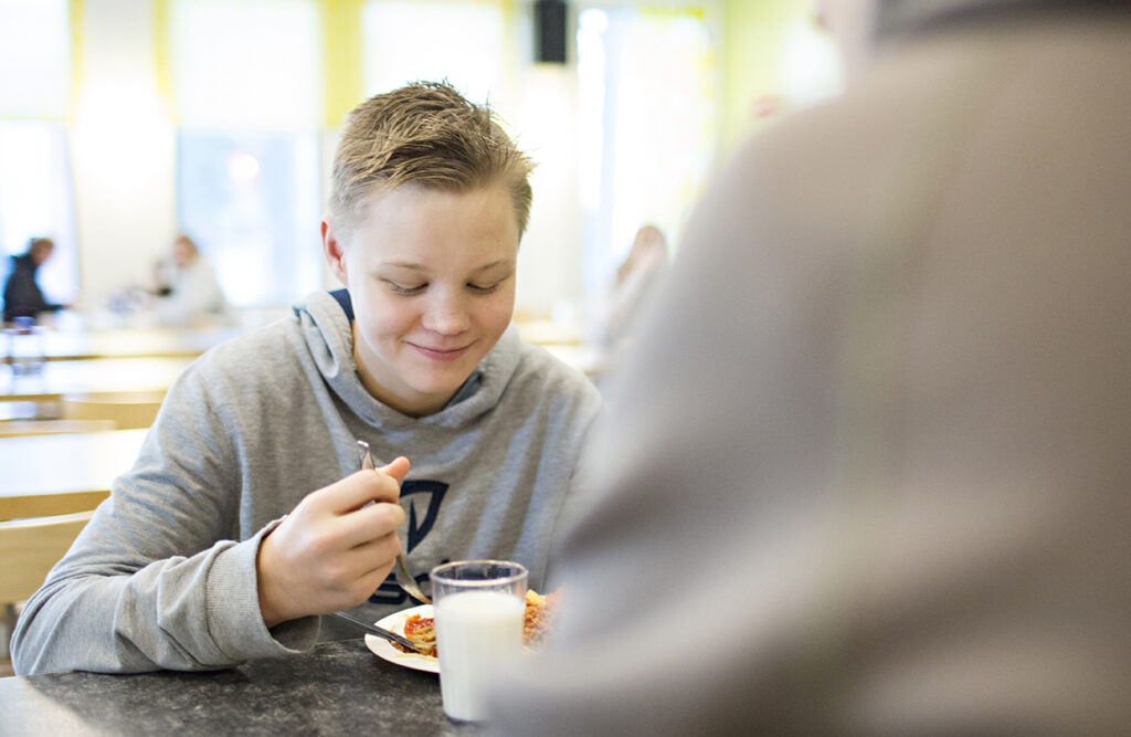 En skolelev äter lunch