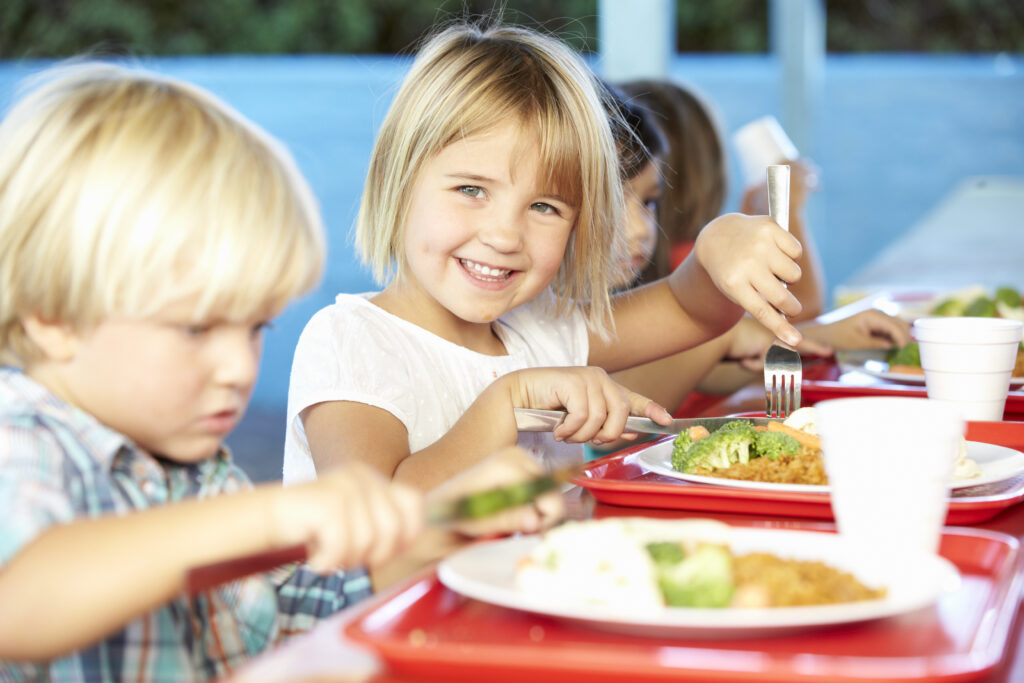 Barn som äter skollunch