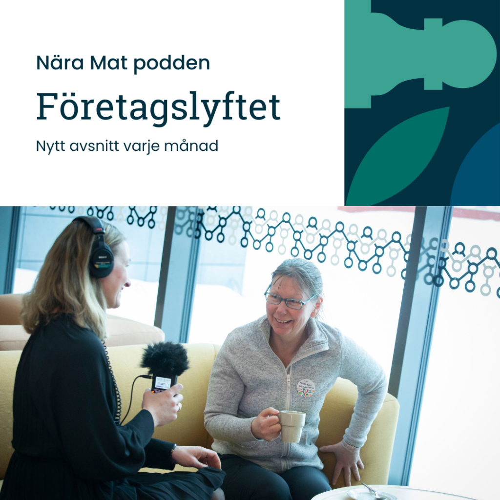 Text Nära Mat podden Företagslyftet. Nytt avsnitt varje månad. Bild där programledare Hulda Wirsén intervjuar kvinna som håller i en kaffekopp. Båda sitter i en gul soffa.