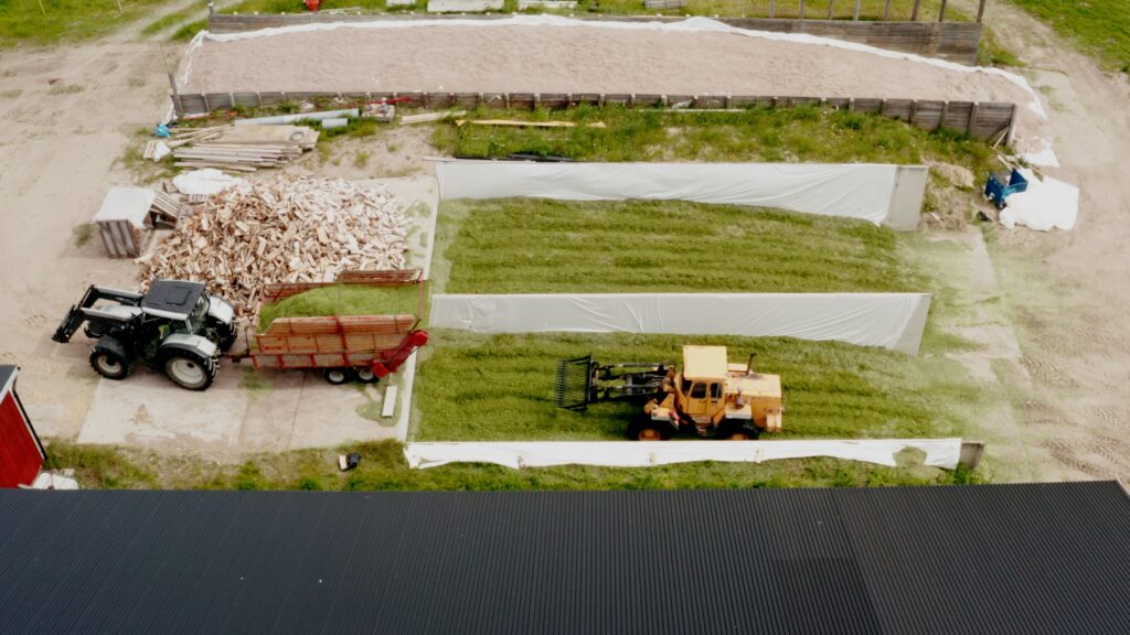 lastmaskin kör i plansilo