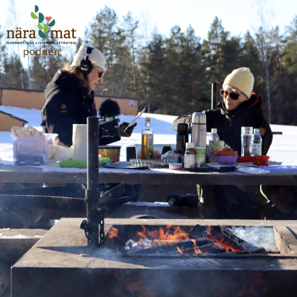 Hulda och Malin spelar in podd på grillplatsen