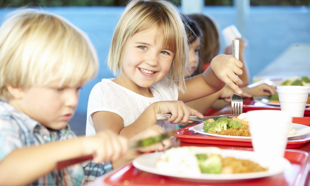 Barn som äter skollunch