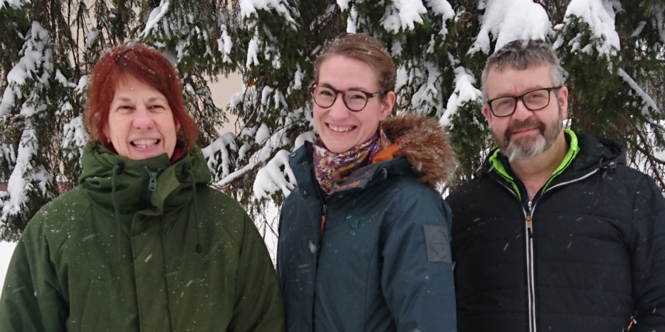 Gruppbild på Elisabeth Öberg, Hulda Wirsén och Gunnar Jonsson som står utomhus i ett vintrigt landskap