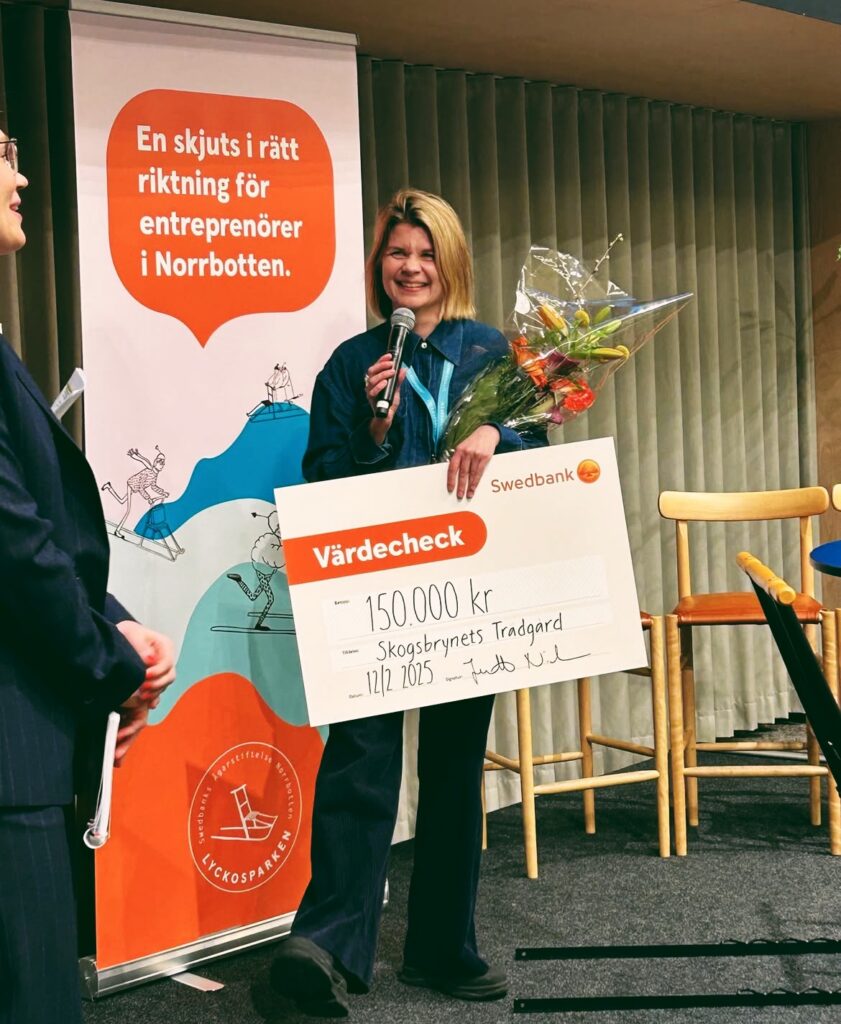 Kvinna som håller tacktal på en scen.