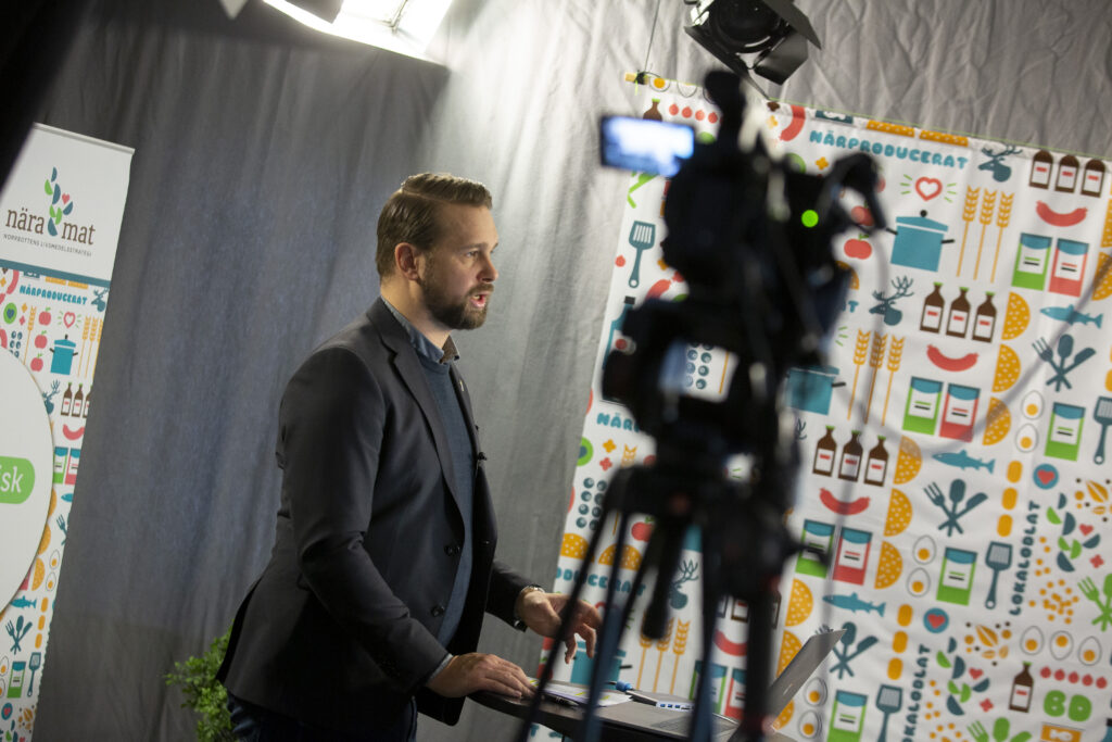 David Ström talar i en studio med videokameror