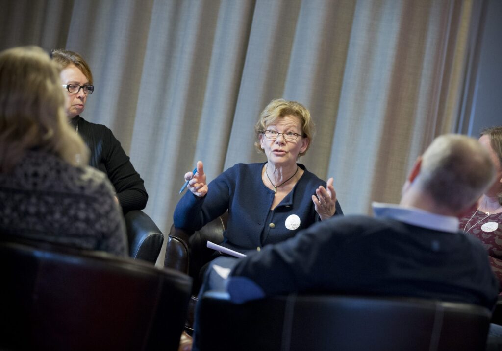 Halvbild på personer vid konferensbord