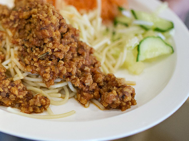 En tallrik med spaghetti och köttfärssås